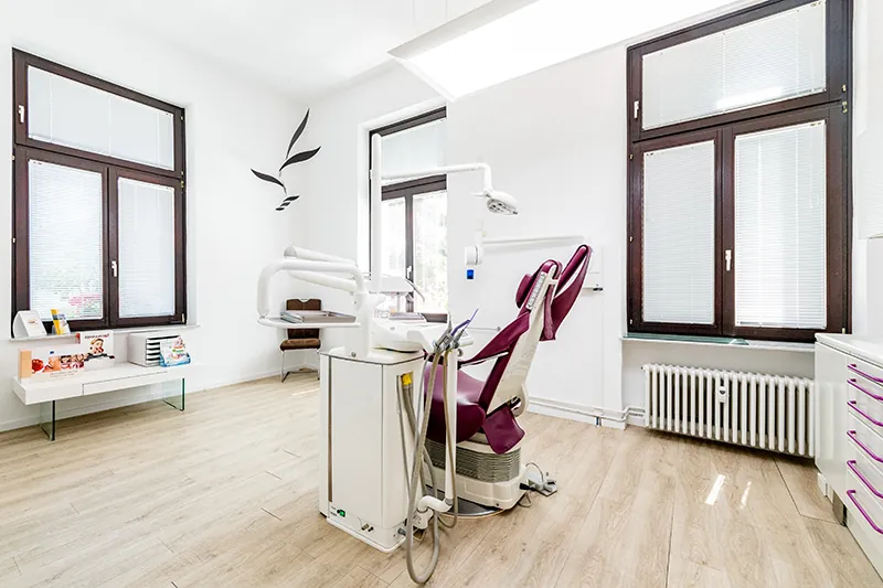 Behandlungszimmer mit modernem Behandlungsstuhl