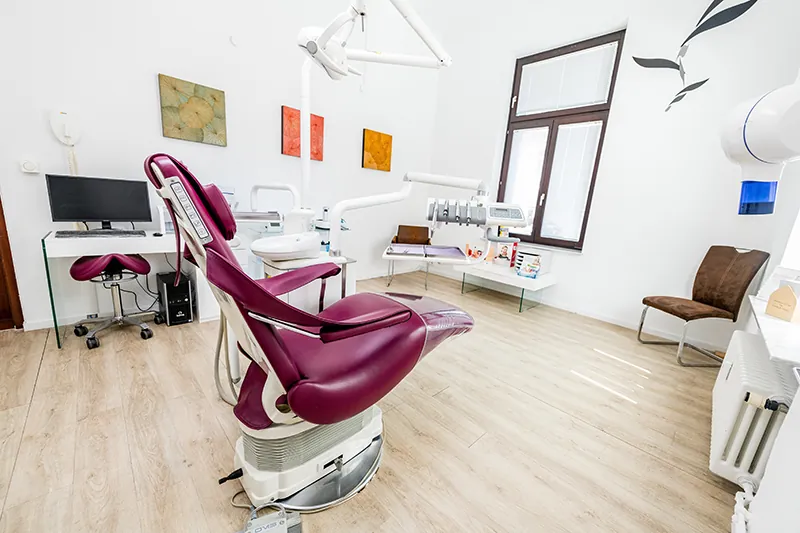 Behandlungszimmer mit lila Behandlungsstuhl