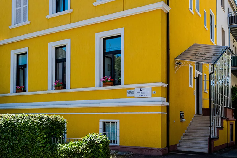 Gelbes Praxisgebäude in der Humboldtstraße 25