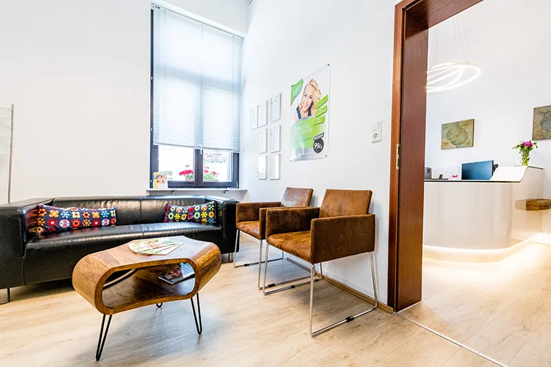 Heller Warteraum mit Sofa und Sesseln